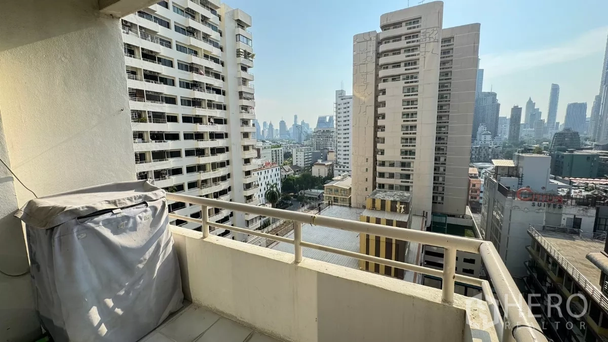 公寓 出租在Khlong Toei, Bangkok - 小阳台，金属栏杆与城市景观