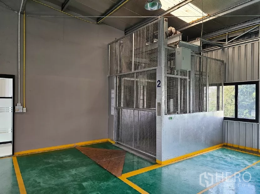 Warehouse for rent or sale in Lak Si, Bangkok - Freight lift on upper level next to windows