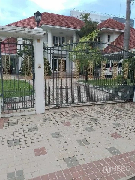 บ้าน ขาย - ประตูรั้วเหล็ก ทางเข้า ลานจอดรถปูพื้น และสวน