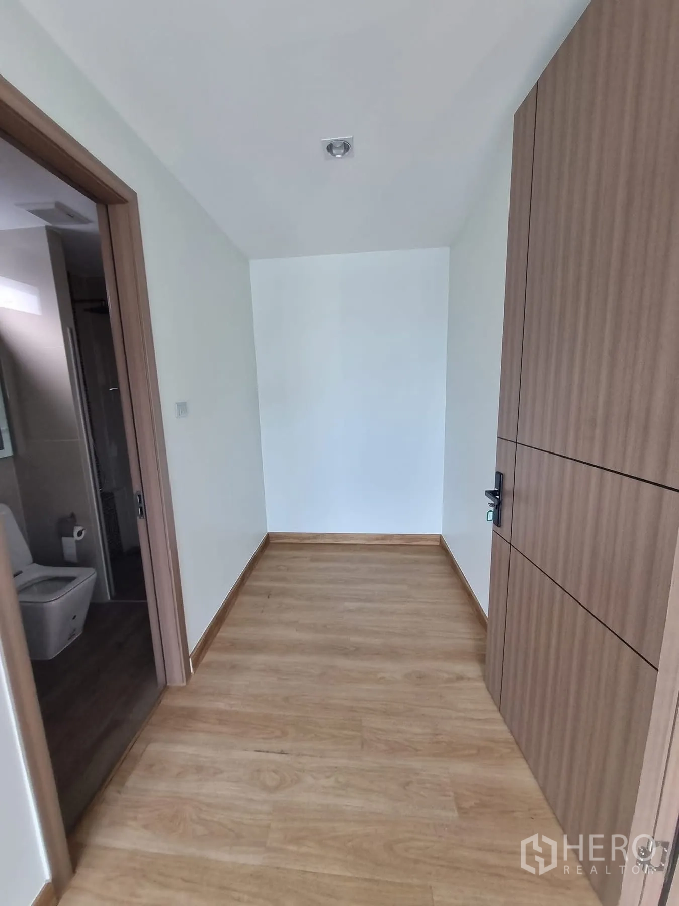 Home Office for rent in Khlong Toei, Bangkok - Small landing with built-in closet door and bathroom access.