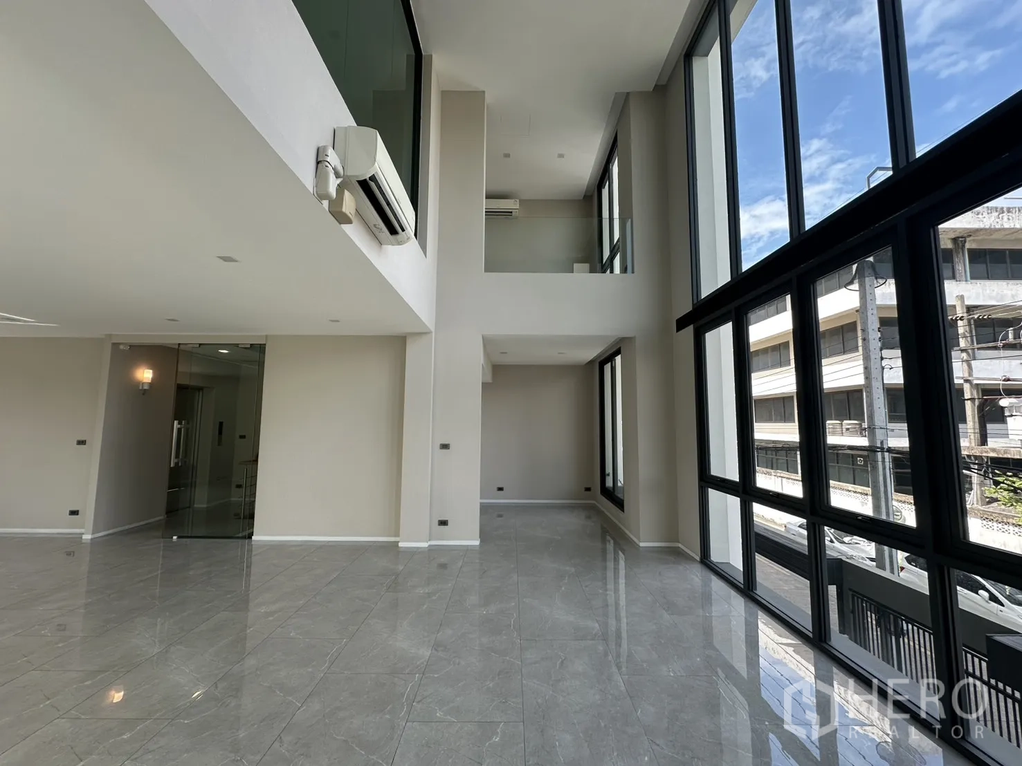 家庭办公室 for rent or sale in Suan Luang, Bangkok - 超高窗户为开放区域引入充足日光与街景。