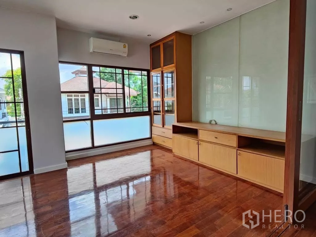 独立式住宅 出租或出售在Mueang Nonthaburi, Nonthaburi - 卧室带转角窗、内置柜与壁挂空调。