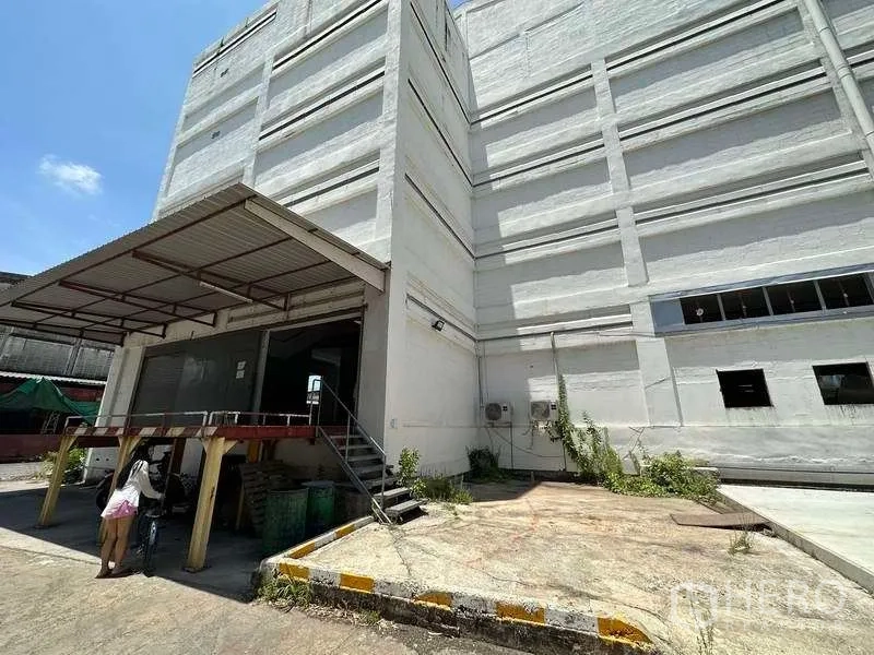 工厂 出租在Mueang Samut Prakan, Samut Prakan - 带金属雨棚的装卸平台，卷闸门与卡车作业混凝土场地。