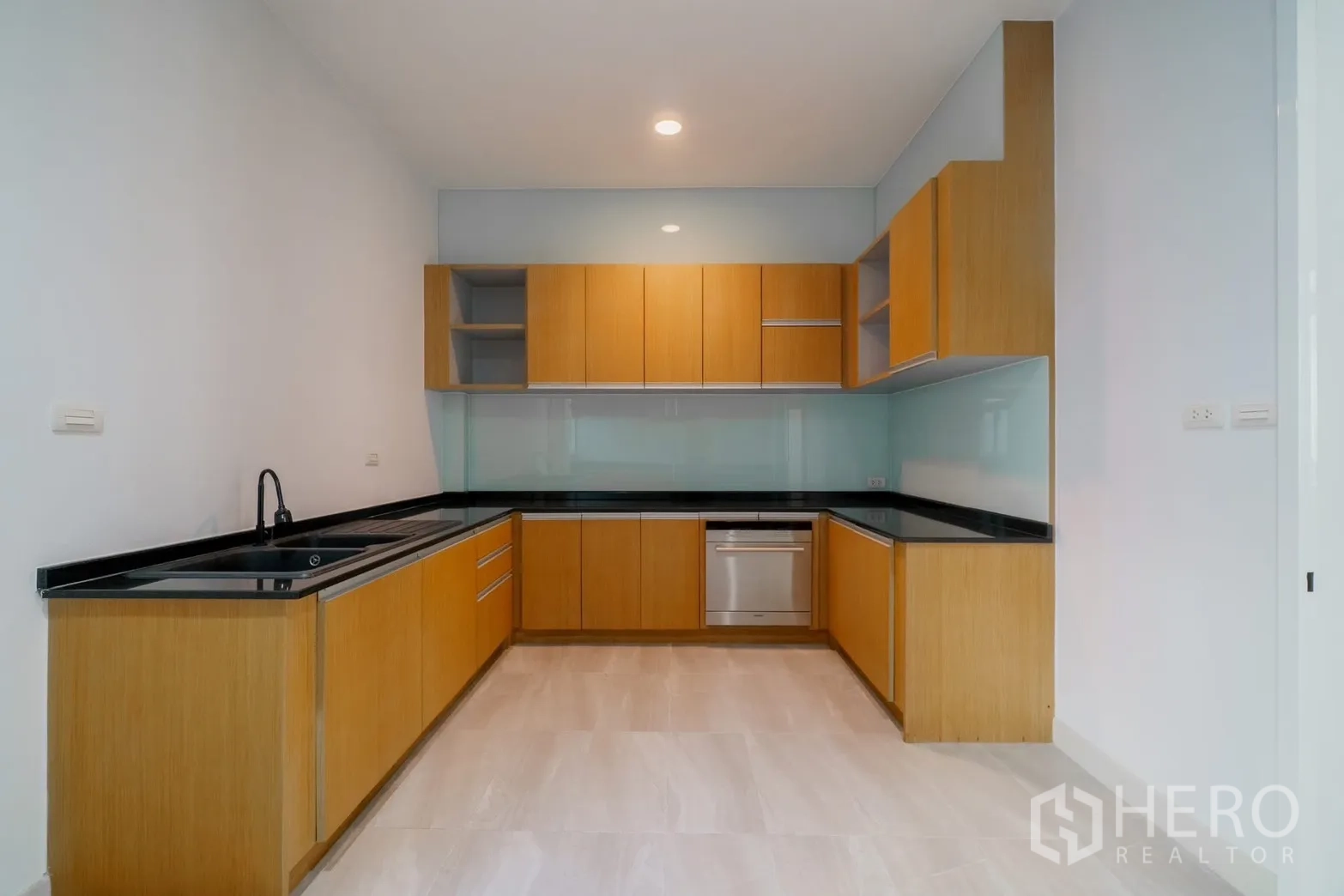 独栋房屋 for rent or sale in Saphan Sung, Bangkok - 第二厨房，L形台面、水槽与洗碗机。