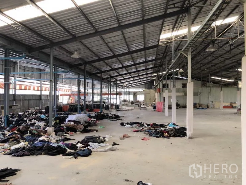 คลังสินค้า ให้เช่าหรือขายในKhlong Luang, Pathum Thani - พื้นที่จัดเก็บกว้าง หลังคาเมทัลชีท เสาโครงสร้าง และวัสดุกระจายบนพื้น
