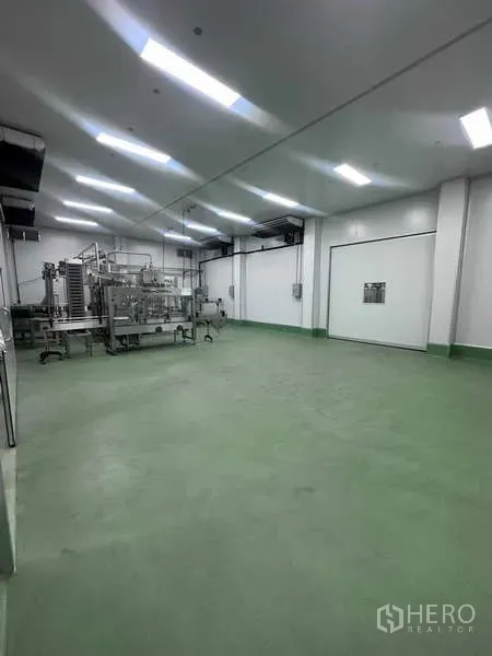 โรงงาน ให้เช่า - คลีนรูมกว้าง พื้นอีพ็อกซี่ เครื่องจักรการผลิต และประตูบานทึบฉนวนสีขาว