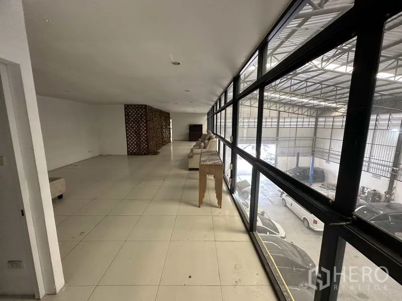 คลังสินค้า ให้เช่าในBang Khen, Bangkok - โถงนั่งเล่นชั้นบนแบบเปิดโล่ง มีโซฟาและฉากระแนงข้างหน้าต่างบานใหญ่