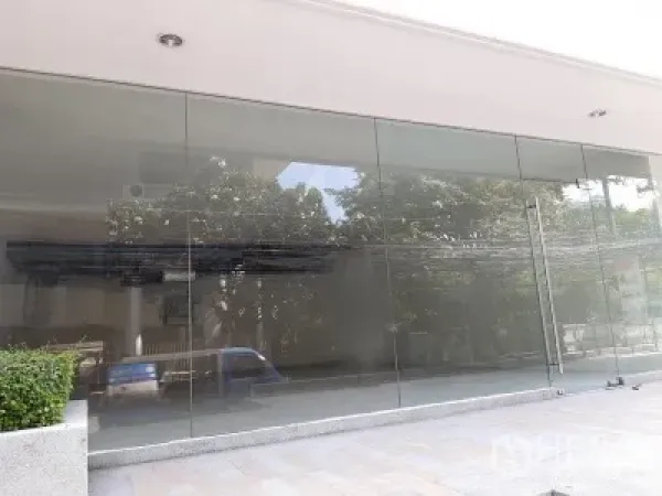 零售空间 出租在Watthana, Bangkok - 建筑外立面，整片玻璃店面临人行道。
