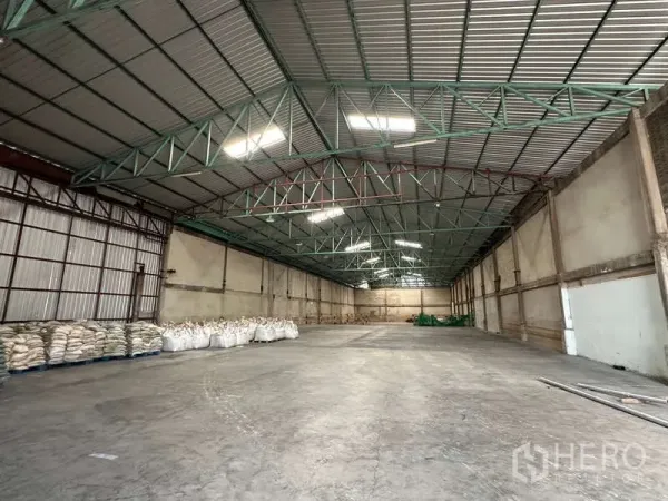 คลังสินค้า ให้เช่าในMueang Pathum Thani, Pathum Thani - ช่องโกดังแบบสแปนกว้าง หลังคาฉนวน กันร้อน และสินค้าวางบนพาเลตริมผนัง