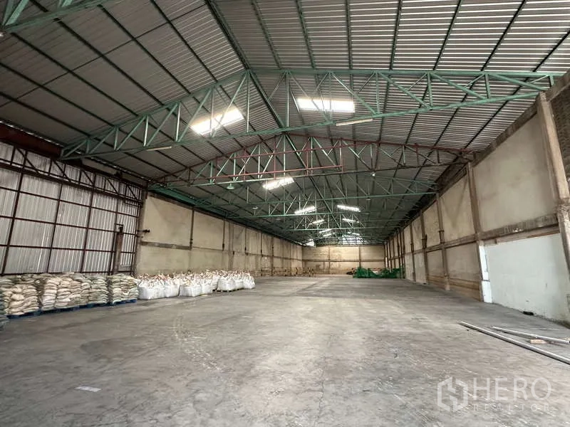 คลังสินค้า ให้เช่าในMueang Pathum Thani, Pathum Thani - ช่องโกดังแบบสแปนกว้าง หลังคาฉนวน กันร้อน และสินค้าวางบนพาเลตริมผนัง