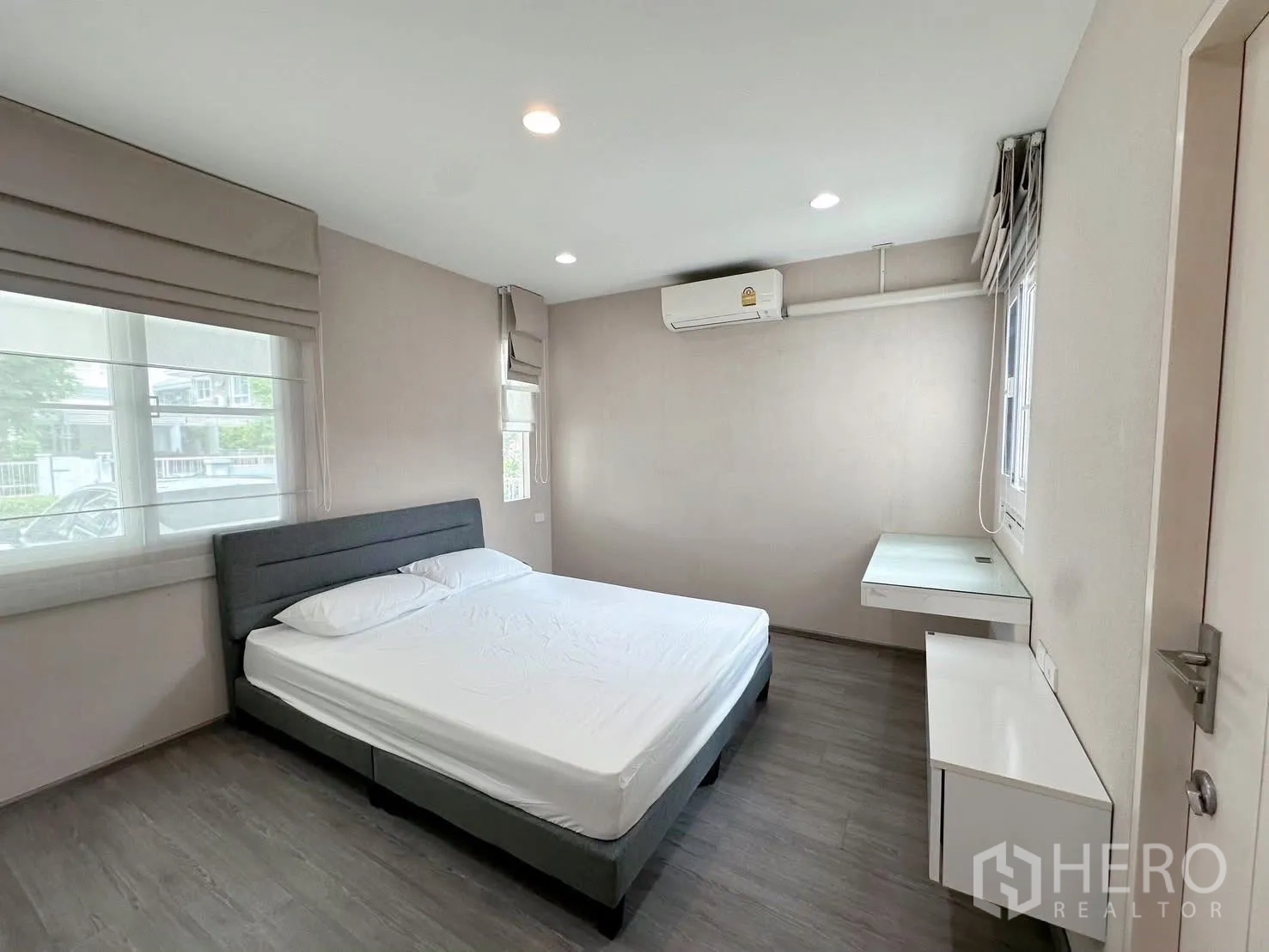 บ้าน ให้เช่าหรือขายในBang Phli, Samut Prakan - ห้องนอนมุมหน้าต่างกว้าง พร้อมเครื่องปรับอากาศ