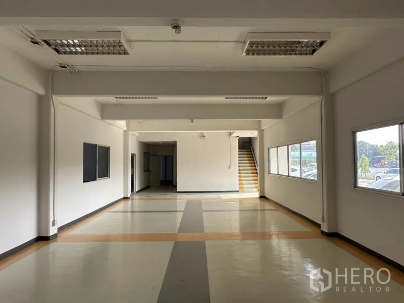 โรงงาน ให้เช่าในBang Phli, Samut Prakan - ห้องโถงสำนักงานโล่ง พร้อมบันไดขึ้นชั้นบนและแสงธรรมชาติ
