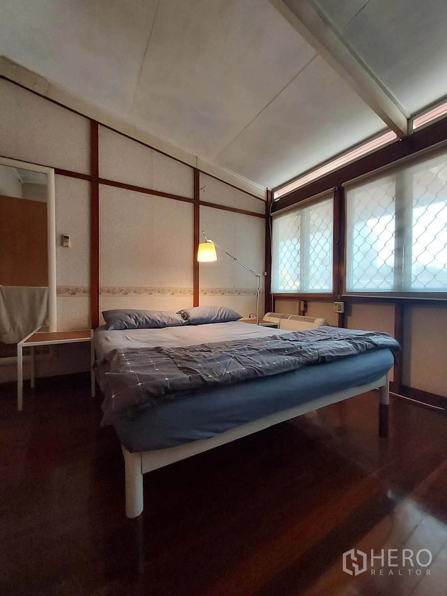 บ้านเดี่ยว for rent or sale in Mueang Samut Prakan, Samut Prakan - ห้องนอนเตียงคู่พร้อมโคมไฟและหน้าต่างติดมู่ลี่