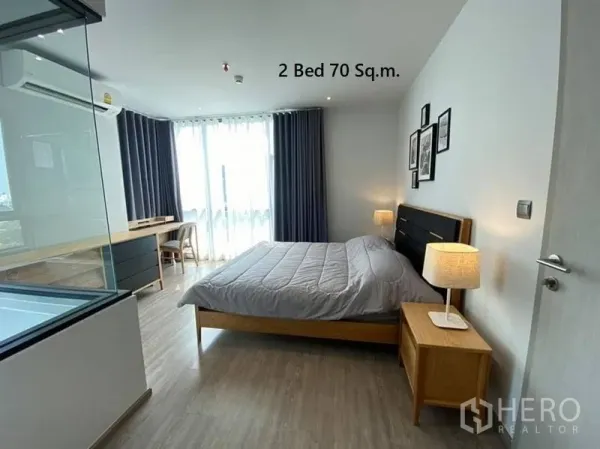 公寓 出租在Watthana, Bangkok - 宽敞卧室设书桌角与床头灯，大窗采光，Khlong Tan Nuea公寓。