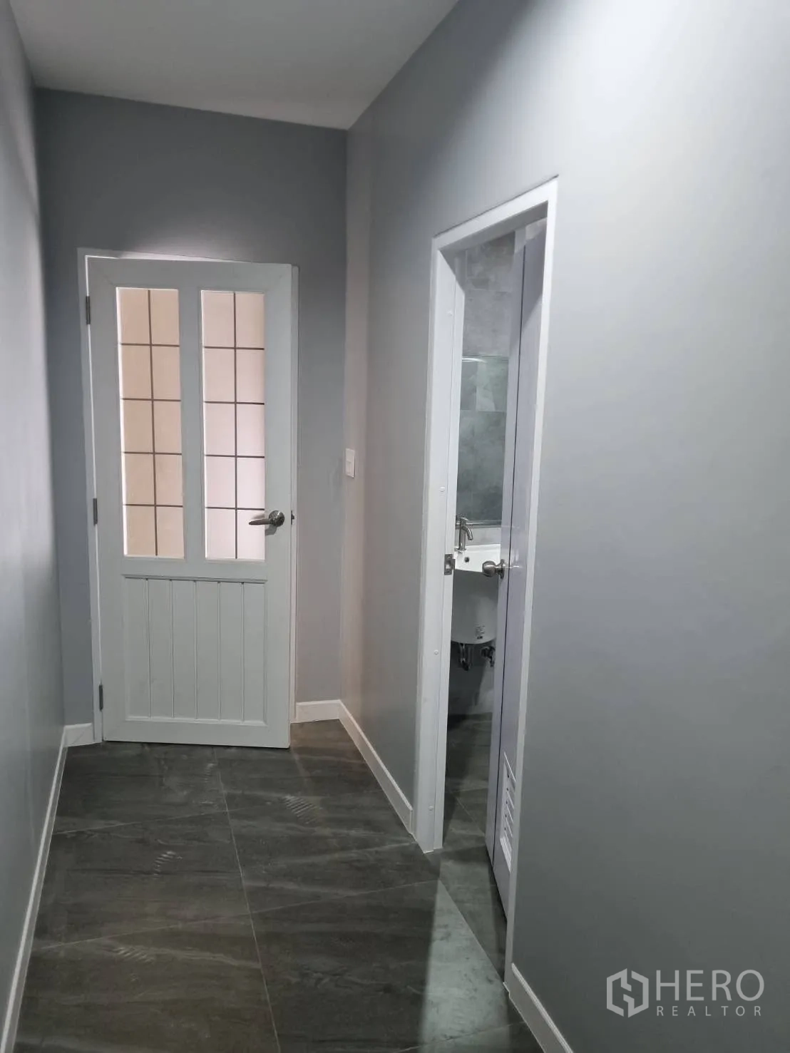 仓库 for rent in Thepharak, Nakhon Ratchasima - 室内走廊通往各房间与卫生间入口。