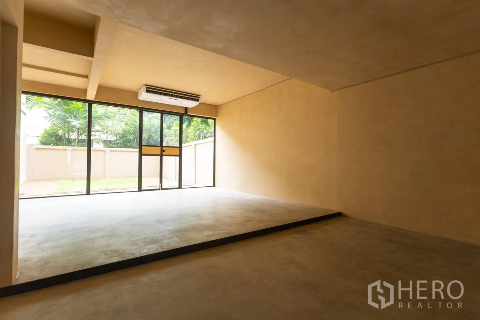 带办公室的家 出租在Watthana, Bangkok - 下层房间设升高平台、空调，推门通向花园。