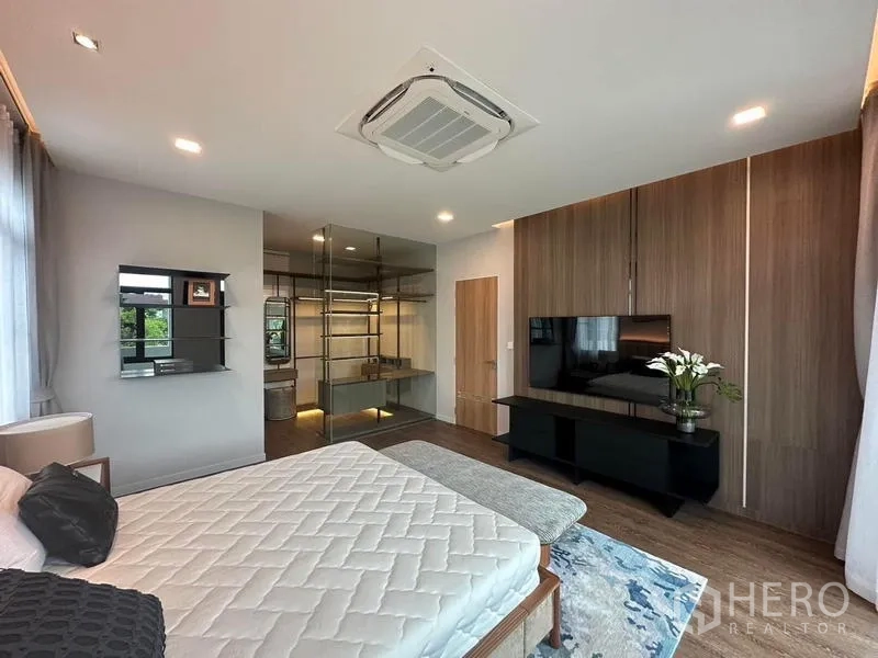 Detached House for rent in Samut Prakan - Spacious master suite featuring glass walk-in closet and TV wall.