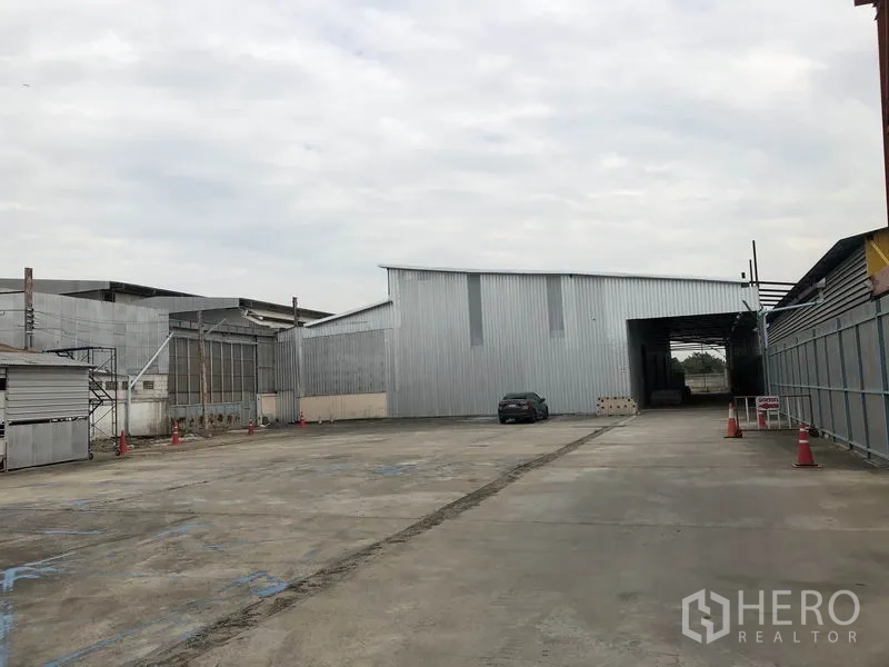คลังสินค้า ให้เช่าในPak Kret, Nonthaburi - ลานบริการและทางรถด้านนอกอาคารเมทัลชีท พื้นที่กว้างหมุนรถบรรทุกสะดวก