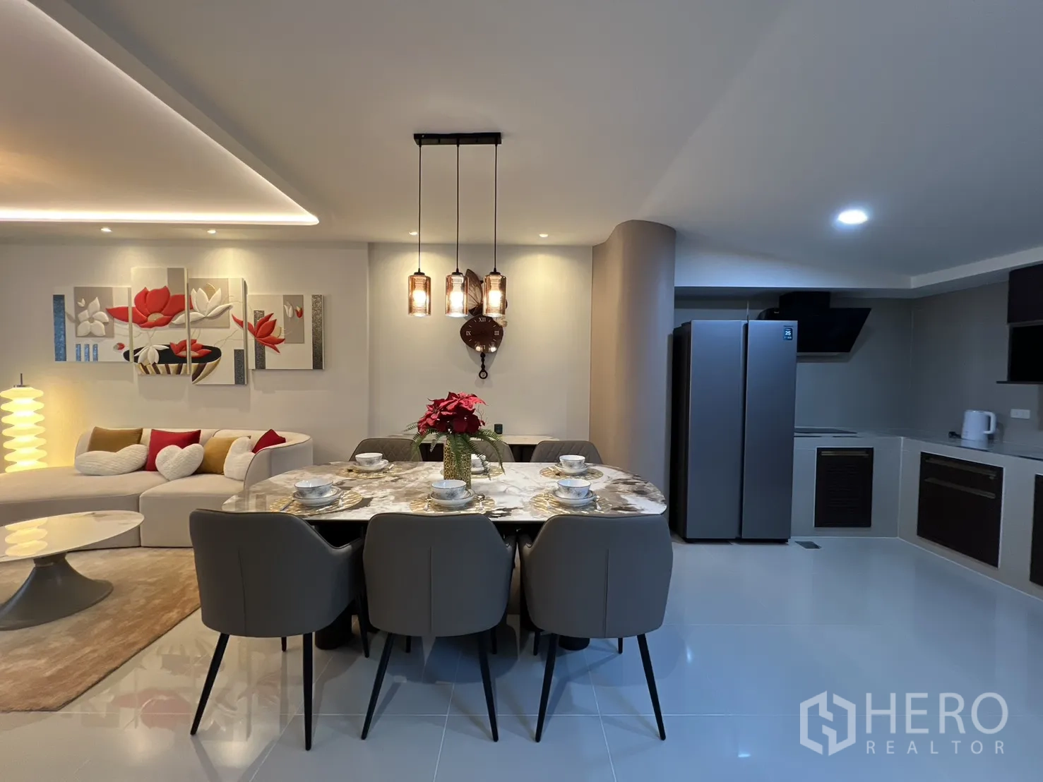 ทาวน์เฮาส์ for rent in Bang Phli, Samut Prakan - เลย์เอาต์โอเพนแปลนเห็นโซฟา โต๊ะอาหาร และโคมไฟแขวน เชื่อมต่อครัว