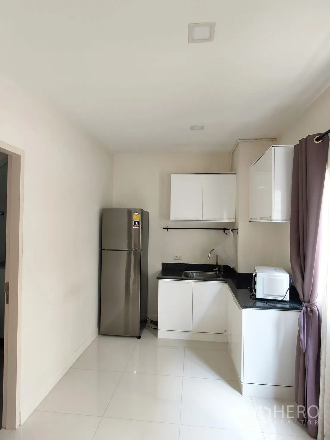 ทาวน์เฮาส์ for rent in Saphan Sung, Bangkok - ครัวขนาดกะทัดรัดโทนขาว เคาน์เตอร์หินแกรนิต อ่างล้างจาน ตู้เย็น ไมโครเวฟ และตู้เก็บของ