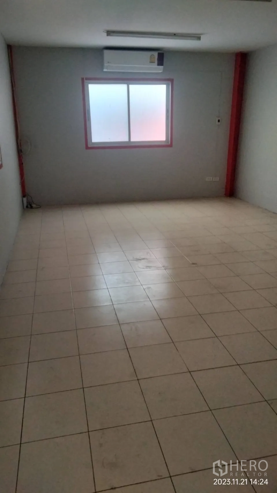 仓库 for rent in Bang Phli, Samut Prakan - 铺砖办公室，带推拉窗与壁挂空调。