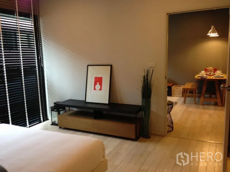 คอนโด ให้เช่าในWatthana, Bangkok - มุมมองจากห้องนอนเห็นตู้วางสื่อ หน้าต่างบานใหญ่พร้อมมู่ลี่ และประตูเชื่อมห้องทานอาหาร