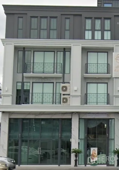 带办公室的家 出租在Suan Luang, Bangkok - 位于曼谷Suan Luang的现代多层家居式办公楼外观，底层落地玻璃门面与阳台。