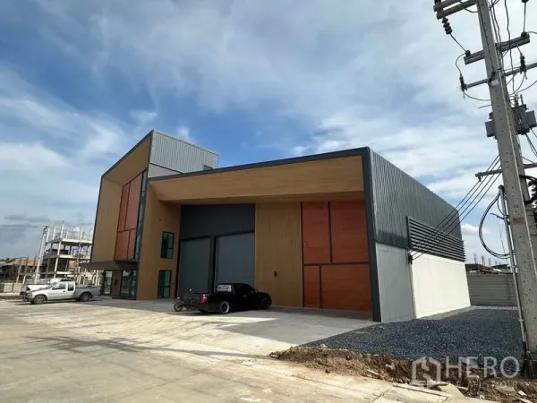Warehouse for sale in Lam Luk Ka, Pathum Thani - Modern high-bay warehouse with attached glass-front office and wide driveway in Lam Luk Ka.