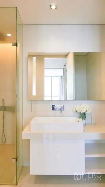 คอนโด ให้เช่าในSathon, Bangkok - ห้องน้ำโมเดิร์น ฝักบัวกระจก อ่างล้างหน้าเหลี่ยม และกระจกมีไฟ
