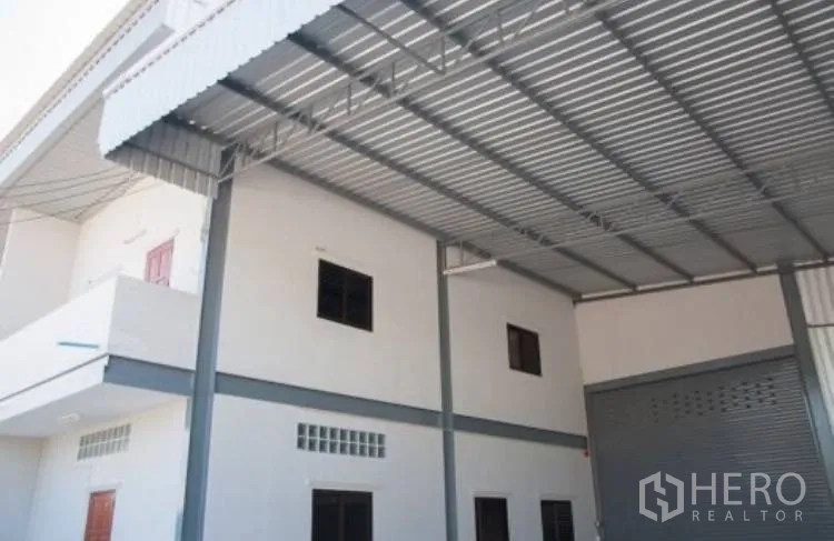 โกดัง for rent in Bang Phli, Samut Prakan - กันสาดโครงเหล็กคลุมด้านหน้าอาคารสำนักงานและทางเข้าประตูม้วน