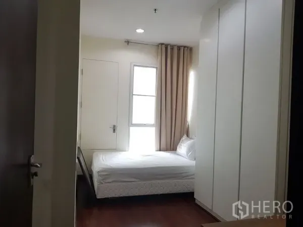 คอนโด ให้เช่าในPathum Wan, Bangkok - ห้องนอนที่สองเตียงเดี่ยว ตู้เสื้อผ้าบิวต์อิน และหน้าต่างพร้อมผ้าม่านสีเบจ