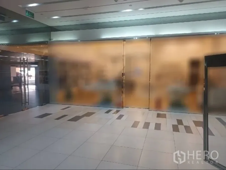 零售空间 出租在Khlong Toei, Bangkok - 落地玻璃门面的零售铺位，双开玻璃门与明亮瓷砖走道，位于曼谷室内商场。