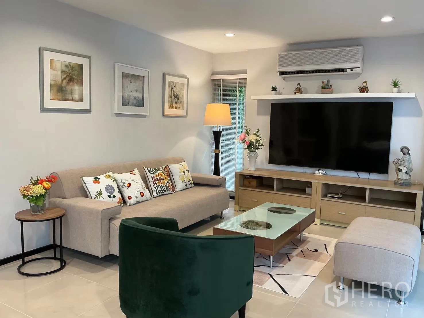 独栋房屋 for sale in Suan Luang, Bangkok - 舒适客厅，沙发、超大电视与氛围灯。