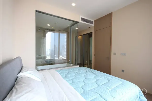 公寓 出租在Watthana, Bangkok - 卧室带大窗，玻璃墙与浴室相连
