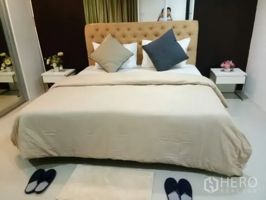 คอนโด ให้เช่าในWatthana, Bangkok - ห้องนอนอบอุ่นด้วยหัวเตียงบุผ้า ชุดเครื่องนอนสีครีม และตู้เสื้อผ้าบานกระจก