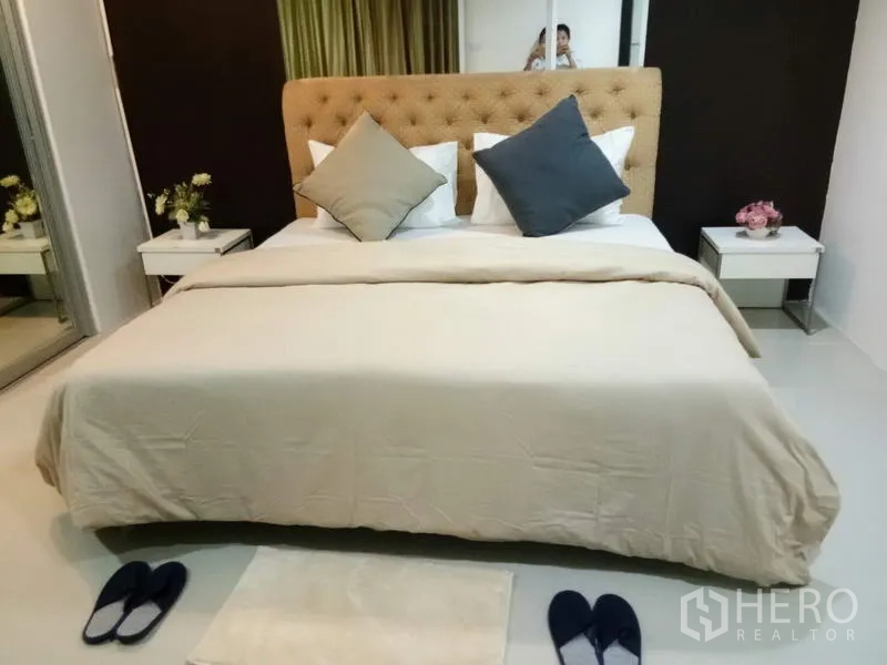คอนโด ให้เช่าในWatthana, Bangkok - ห้องนอนอบอุ่นด้วยหัวเตียงบุผ้า ชุดเครื่องนอนสีครีม และตู้เสื้อผ้าบานกระจก