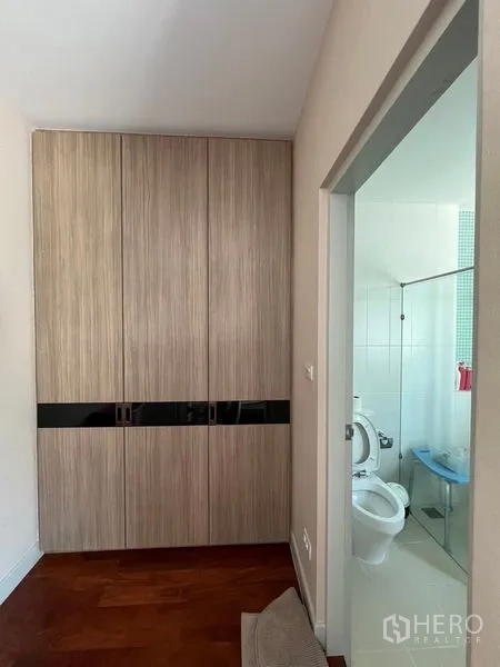 Detached House for rent or sale in Saphan Sung, Bangkok - Corridor with built-in wardrobe leading to ensuite bathroom.