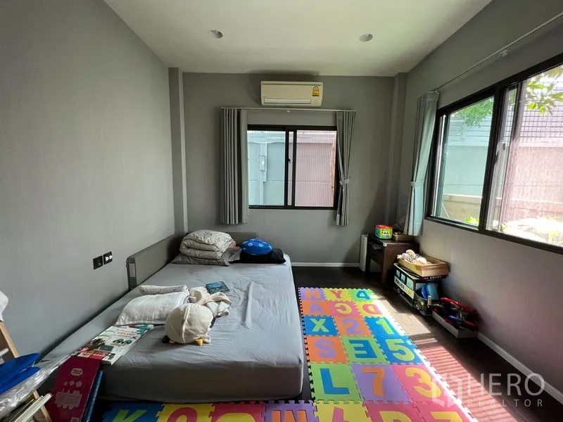 Detached House for sale in Bang Kapi, Bangkok - Guest or kids’ bedroom with dual-aspect windows and a play mat.