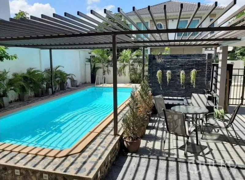 บ้าน ขายในBang Phli, Samut Prakan - เฉลียงสระรับแดด ซุ้มระแนง ชุดโต๊ะสนาม และผนังน้ำตกหิน