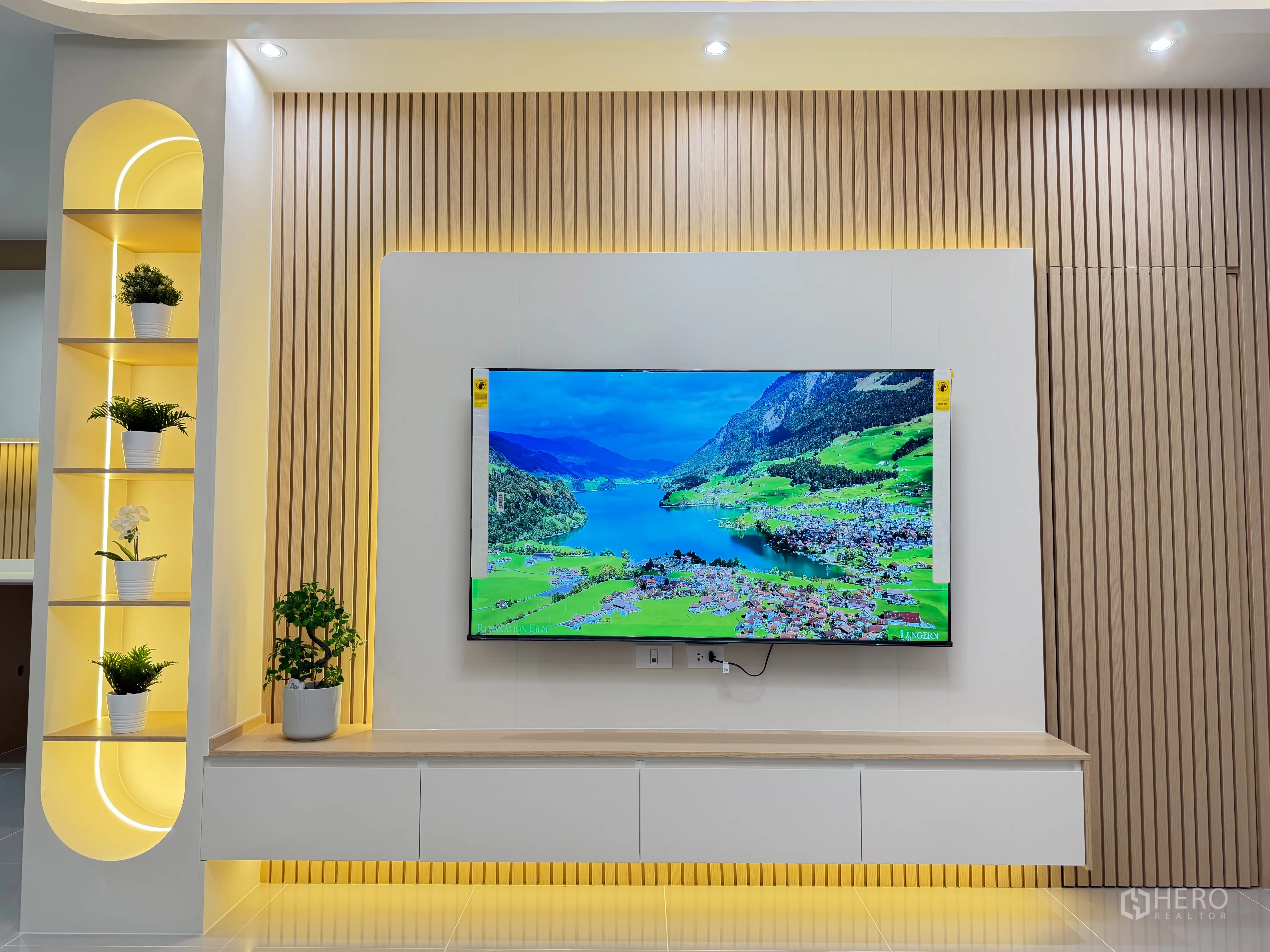 ทาวน์เฮาส์ for rent in Bang Phli, Samut Prakan - ผนังทีวีในห้องนั่งเล่นตกแต่งไฟ LED และชั้นวาง