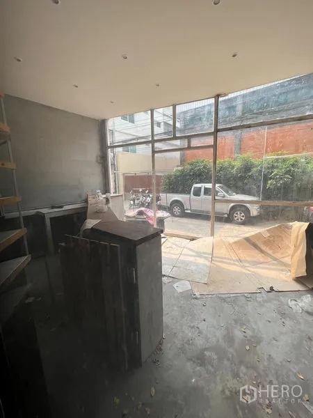คลังสินค้า ให้เช่าในKhlong Toei, Bangkok - ออฟฟิศด้านหน้า กระจกเต็มบาน มองเห็นลานจอดรถ