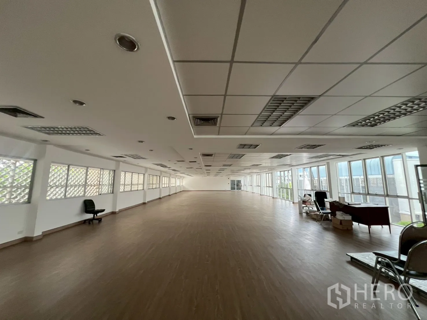 สำนักงาน ให้เช่าในWatthana, Bangkok - ห้องสำนักงานทรงยาว มีหน้าต่างกระจกเต็มบานและไฟฝ้าแบบฟลูออเรสเซนต์