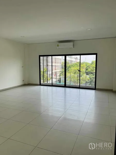 带办公室的家 出租在Bang Kapi, Bangkok - 开放式办公层，落地玻璃与百叶遮挡，采光充足。