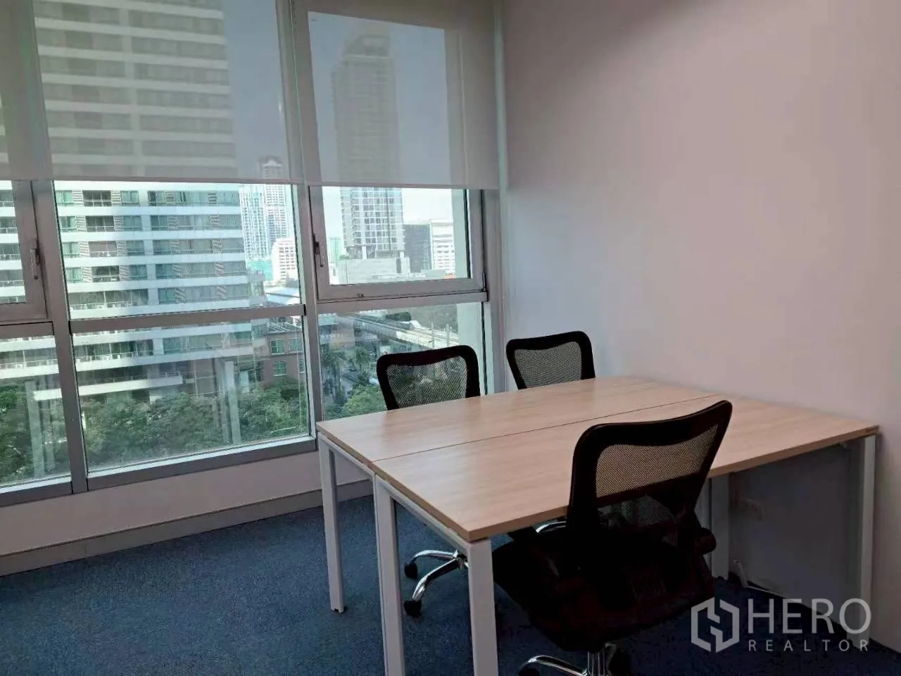 办公室 for rent in Sathon, Bangkok - 小型会议/办公间，双人工位、网椅与城市视野。