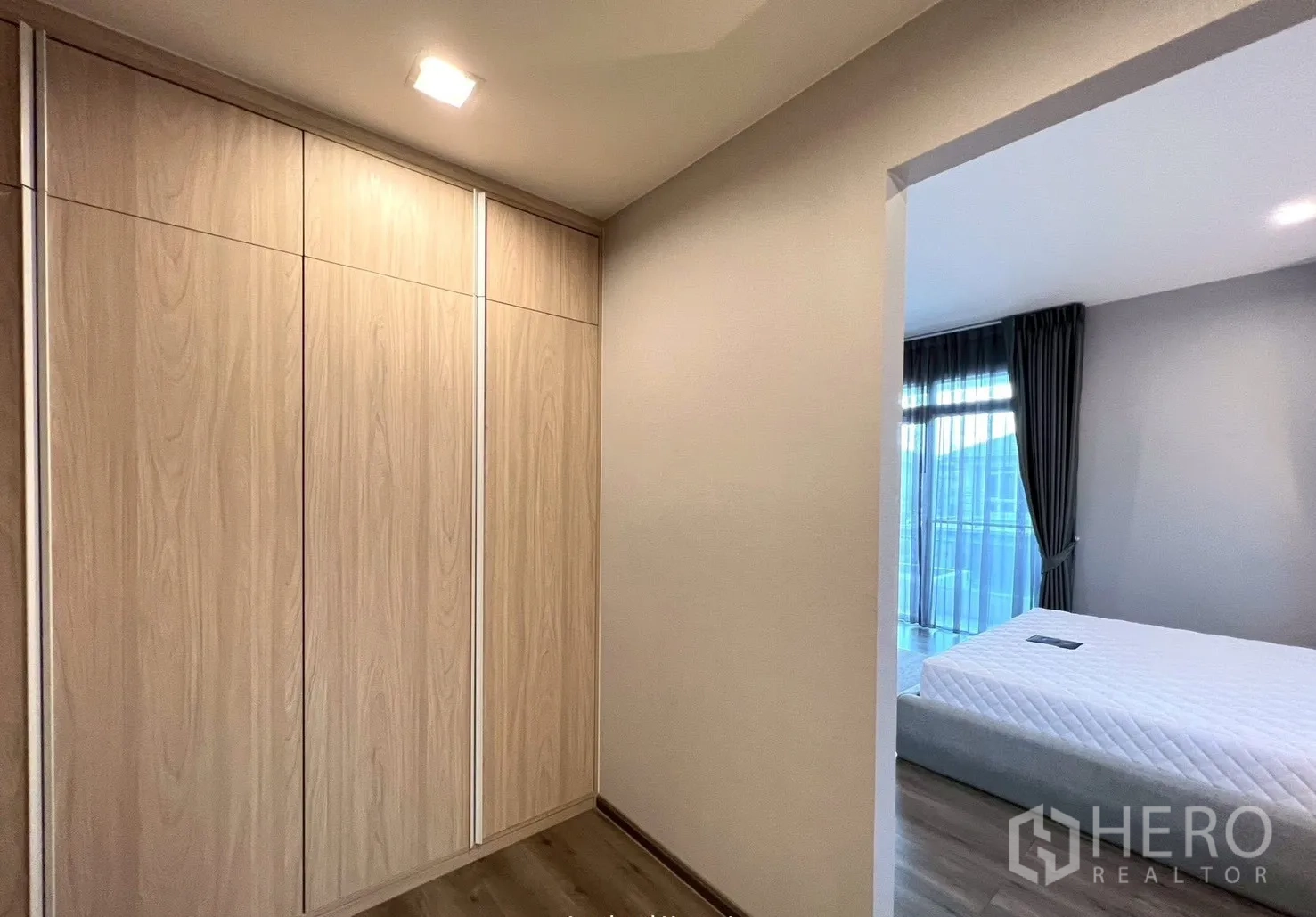 独立式住宅 出租在Prawet, Bangkok - 内置衣柜墙，带镜面移门