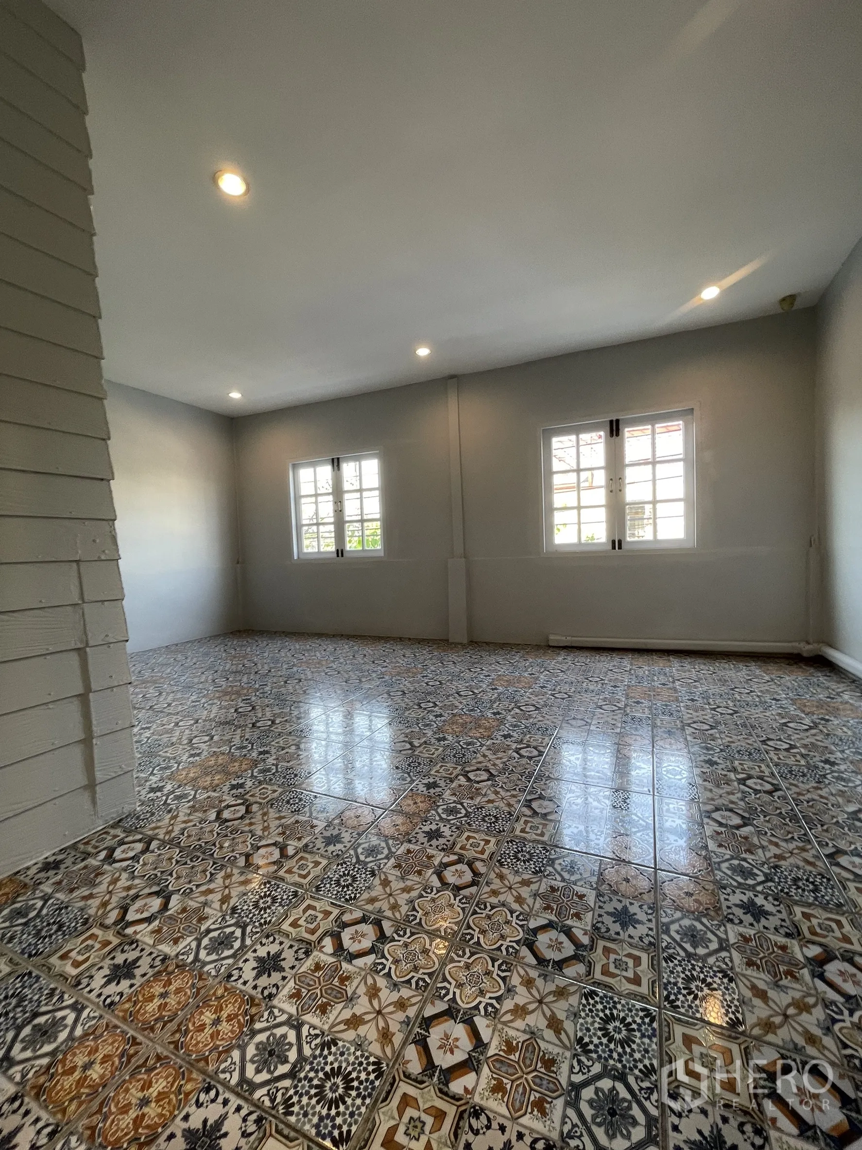 店屋 for rent in Bang Kapi, Bangkok - 大面积多功能房，复古花纹瓷砖地面与成对窗户。