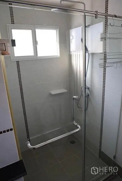 独立式住宅 出租在Suan Luang, Bangkok - 淋浴区玻璃隔断，配电热水器。