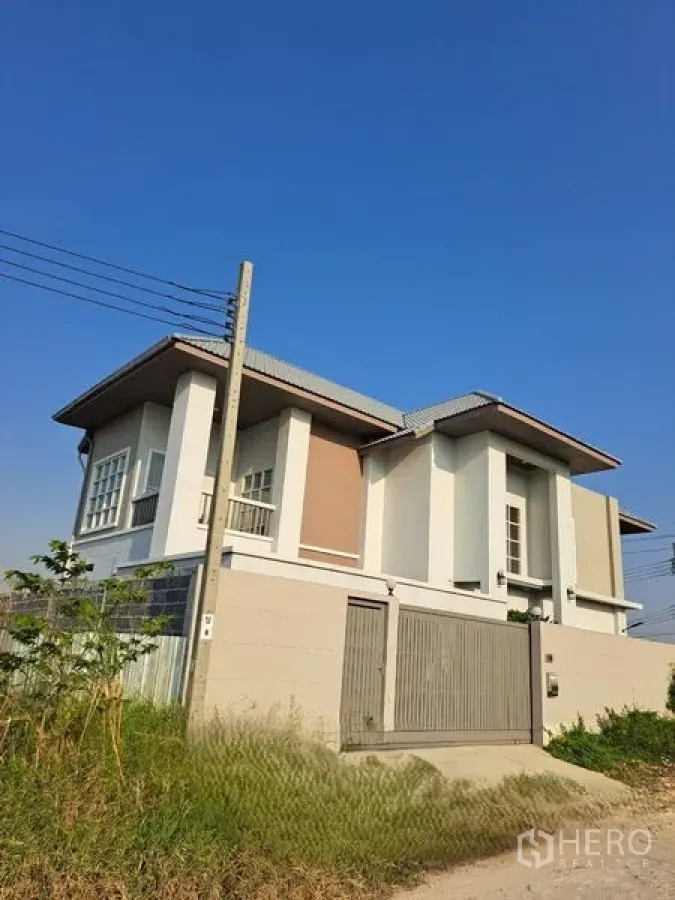 独立式住宅 出租在Prawet, Bangkok - Prawet区独栋别墅外立面与围墙的街景视角。