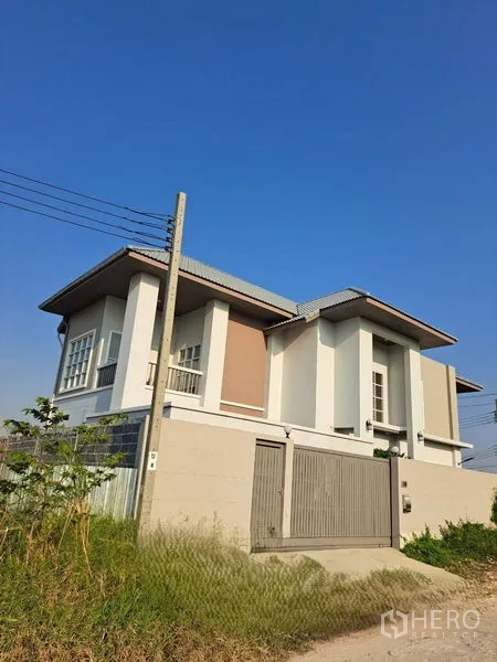 独立式住宅 出租在Prawet, Bangkok - Prawet区独栋别墅外立面与围墙的街景视角。