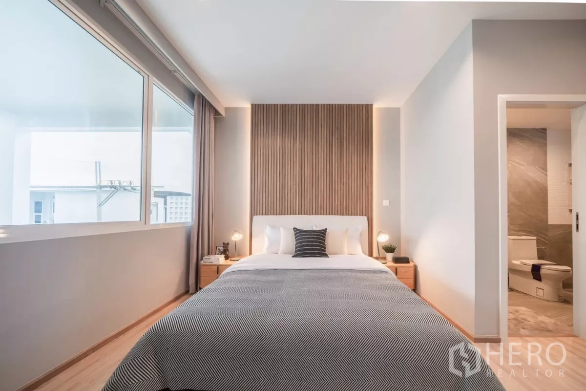 Detached House for rent in Saphan Sung, Bangkok - Master bedroom front view with slatted headboard wall and ensuite entrance.